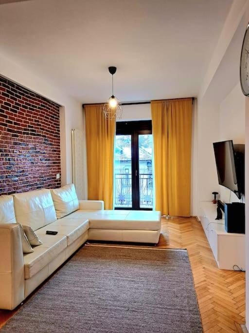 Classy Apartment With Parking In The City Center บูคาเรสต์ ภายนอก รูปภาพ