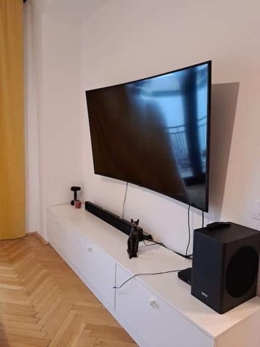 Classy Apartment With Parking In The City Center บูคาเรสต์ ภายนอก รูปภาพ