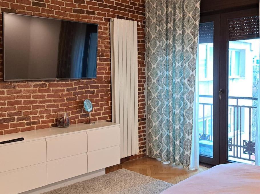 Classy Apartment With Parking In The City Center บูคาเรสต์ ภายนอก รูปภาพ