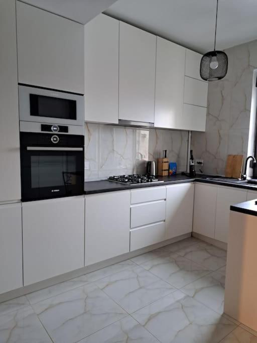 Classy Apartment With Parking In The City Center บูคาเรสต์ ภายนอก รูปภาพ