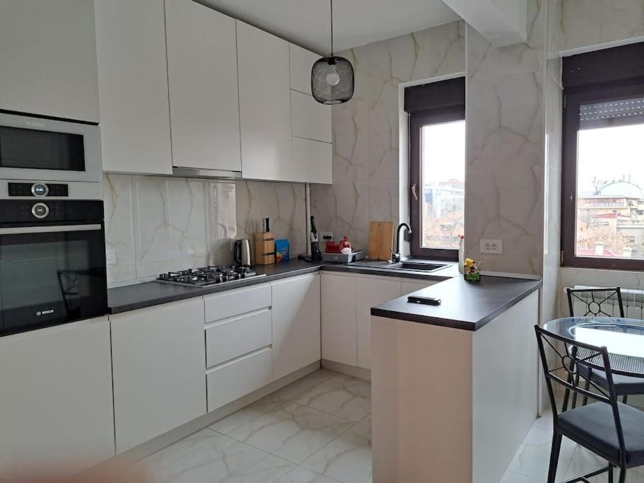 Classy Apartment With Parking In The City Center บูคาเรสต์ ภายนอก รูปภาพ