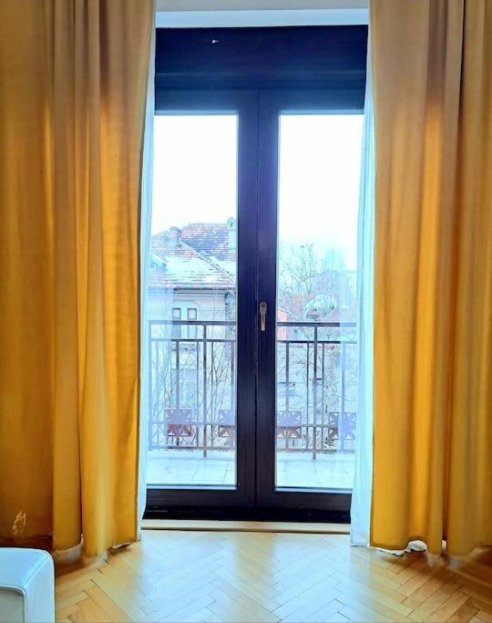 Classy Apartment With Parking In The City Center บูคาเรสต์ ภายนอก รูปภาพ