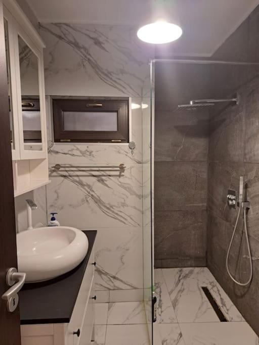 Classy Apartment With Parking In The City Center บูคาเรสต์ ภายนอก รูปภาพ