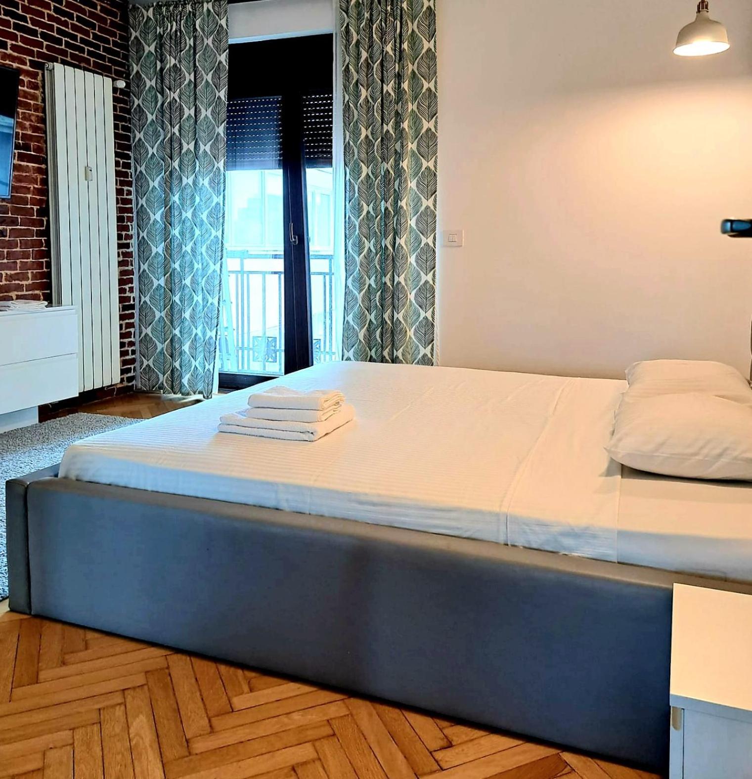 Classy Apartment With Parking In The City Center บูคาเรสต์ ภายนอก รูปภาพ