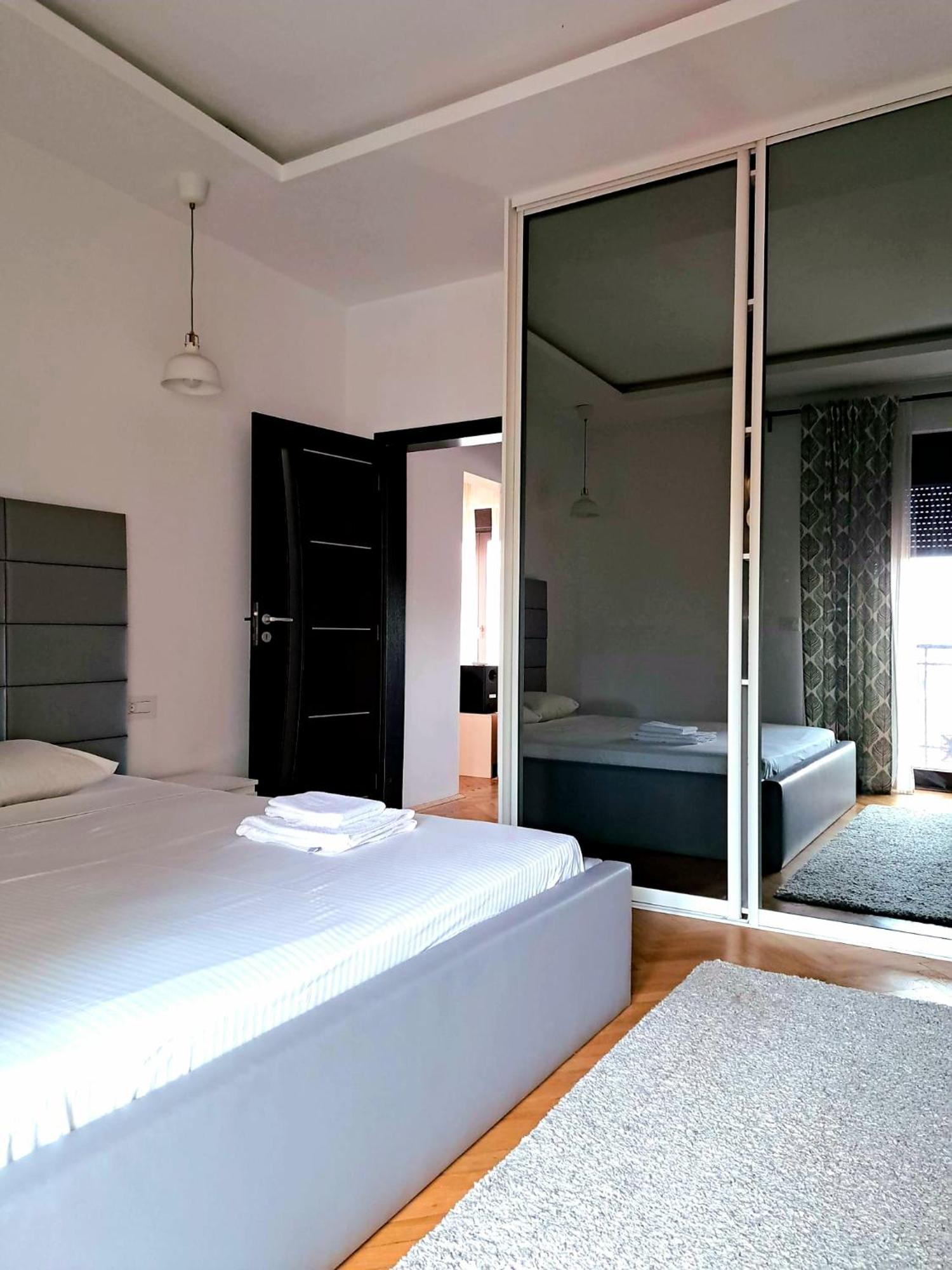 Classy Apartment With Parking In The City Center บูคาเรสต์ ภายนอก รูปภาพ